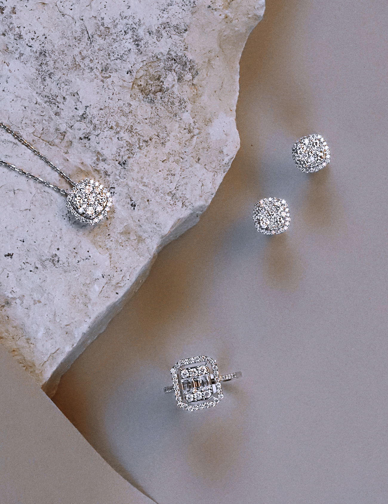 0.86 Carat Diamond Earrings Secondary image