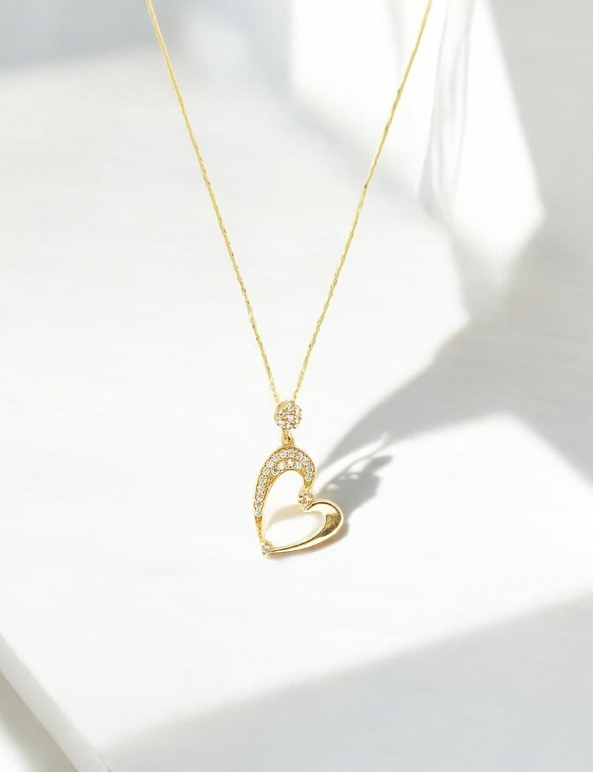 Stone-Set Heart Gold Necklace Secondary image