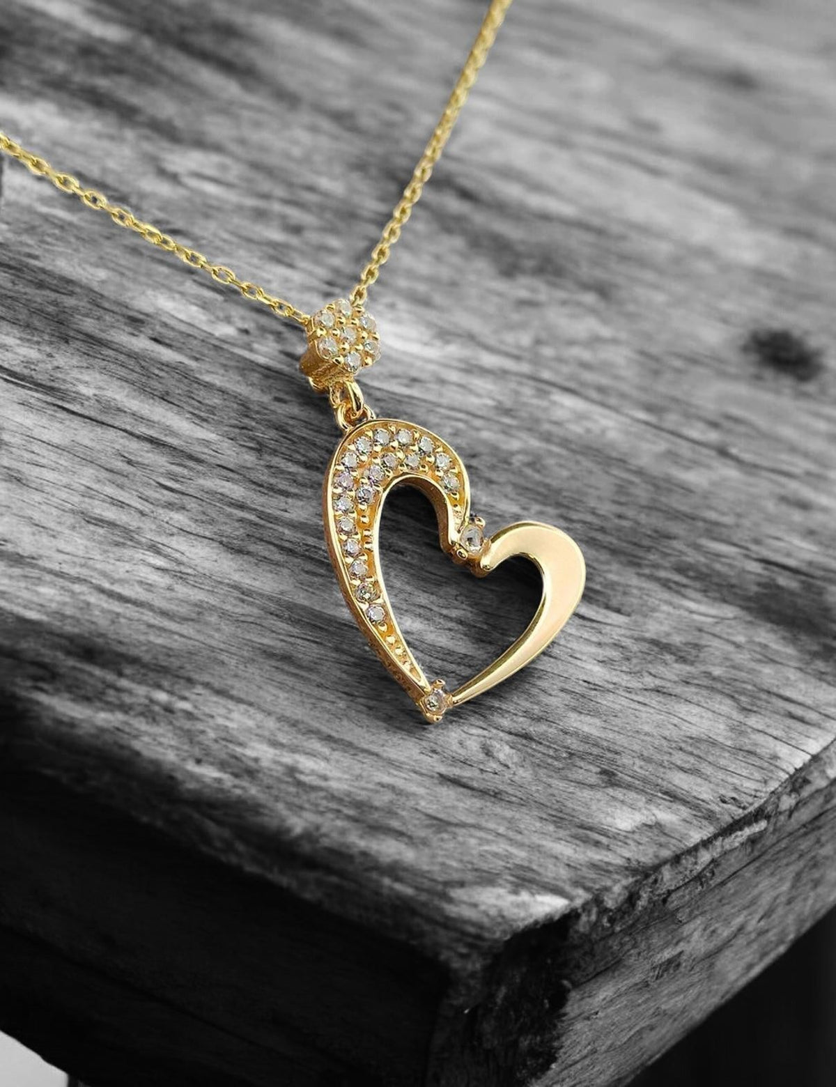 Stone-Set Heart Gold Necklace Main image