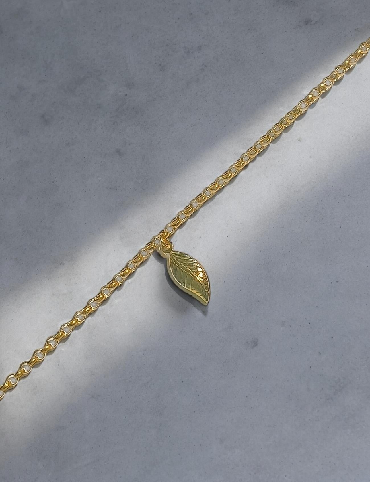 Leaf Motif 8K Gold Bracelet Secondary image