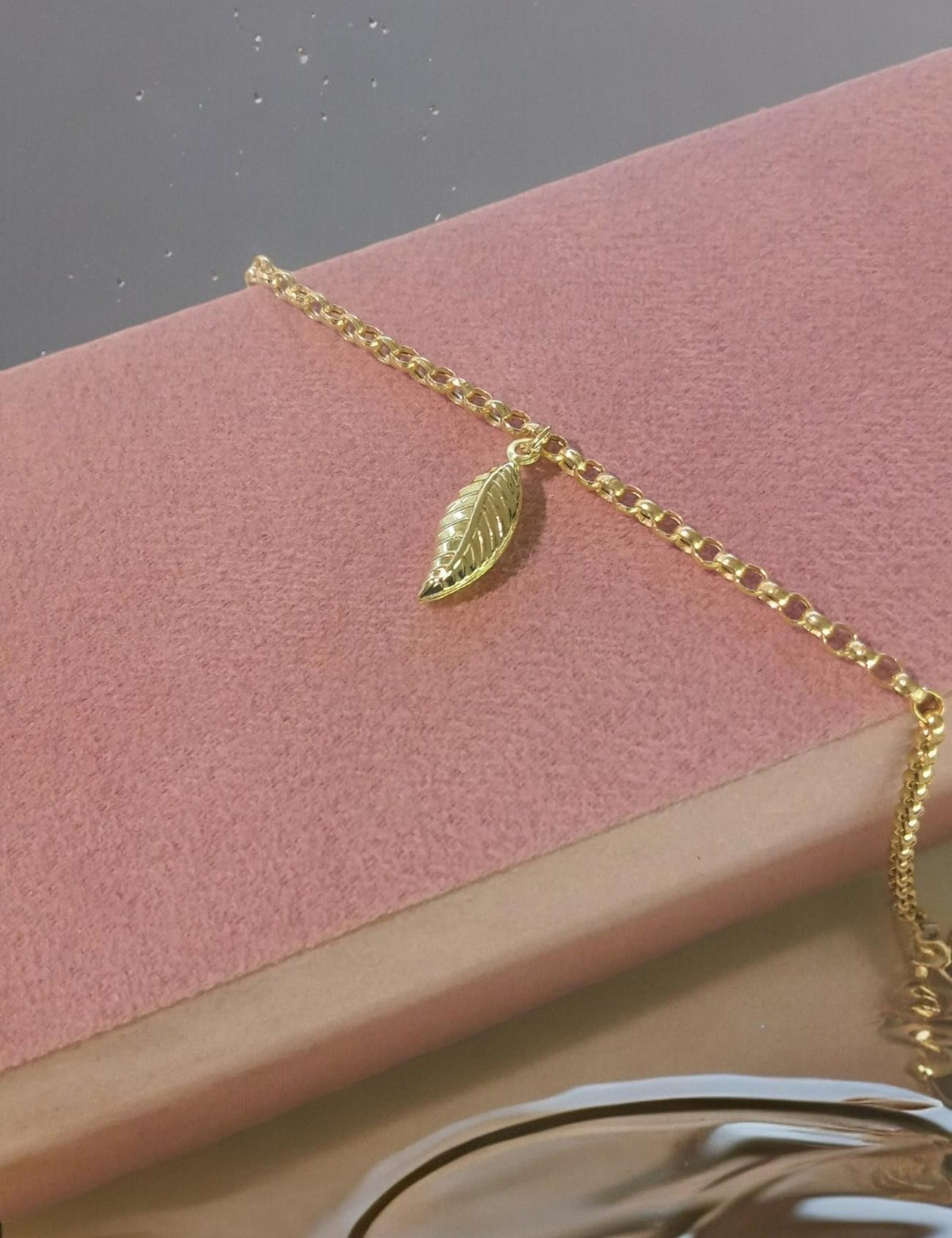 Leaf Motif 8K Gold Bracelet