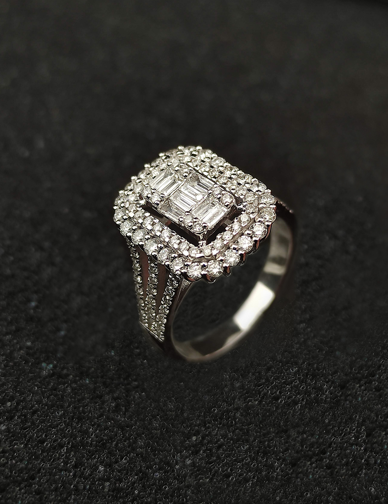 1.33 Carat Baguette Diamond Ring Main image