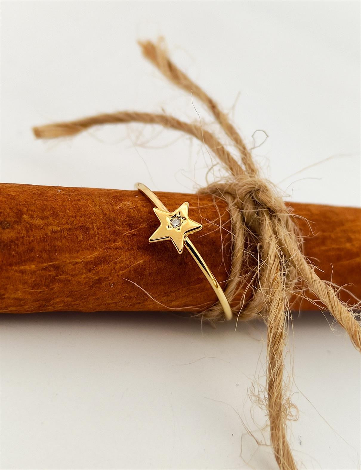 Stone-Set Star Gold Ring IKYZ00066 Secondary image