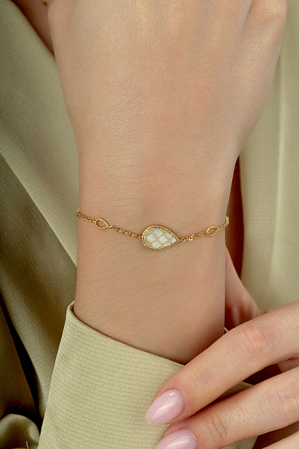 Reversible Gray White Mother-of-Pearl Pear Gold Bracelet Secondary image