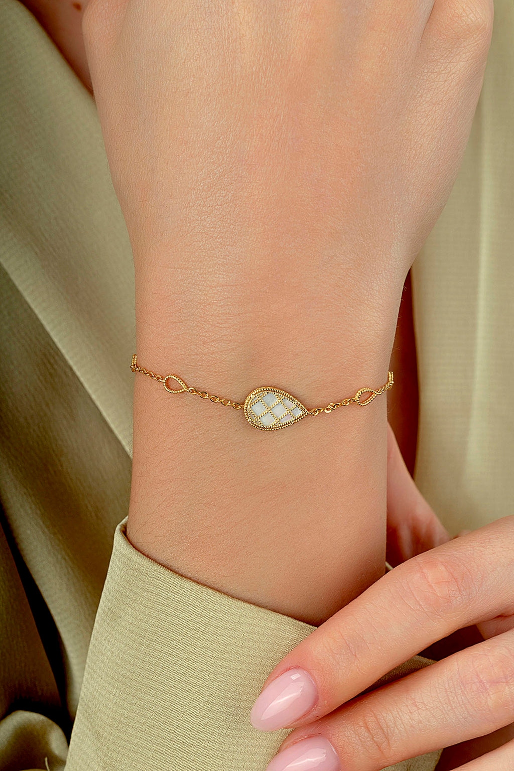 Reversible Gray White Mother-of-Pearl Pear Gold Bracelet