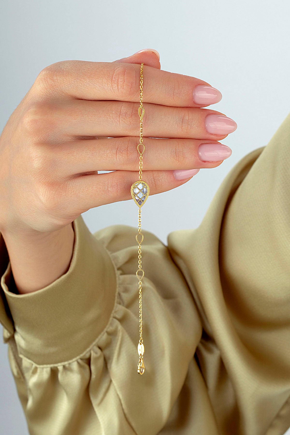 Reversible Gray White Mother-of-Pearl Pear Gold Bracelet