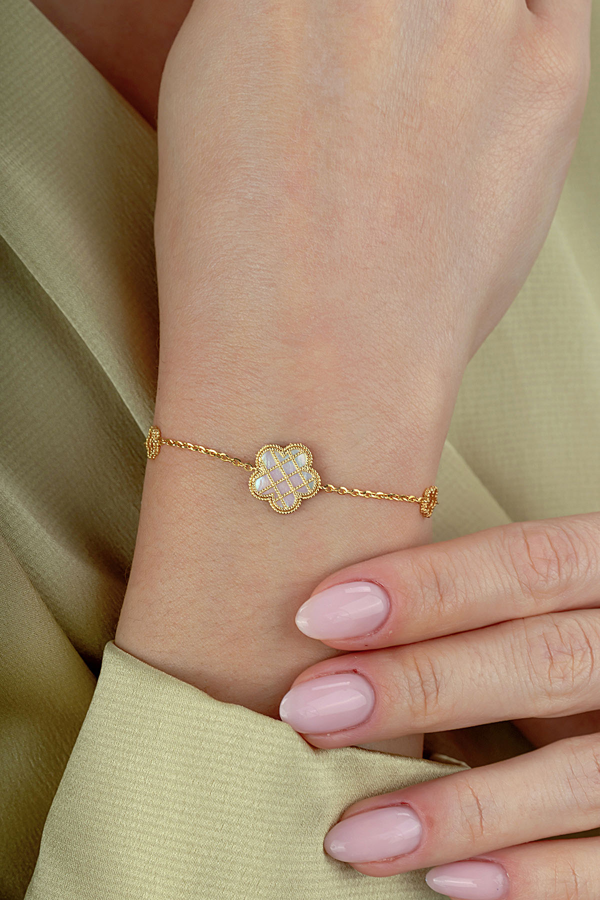 Reversible Gray White Mother-of-Pearl Floral Gold Bracelet Main image