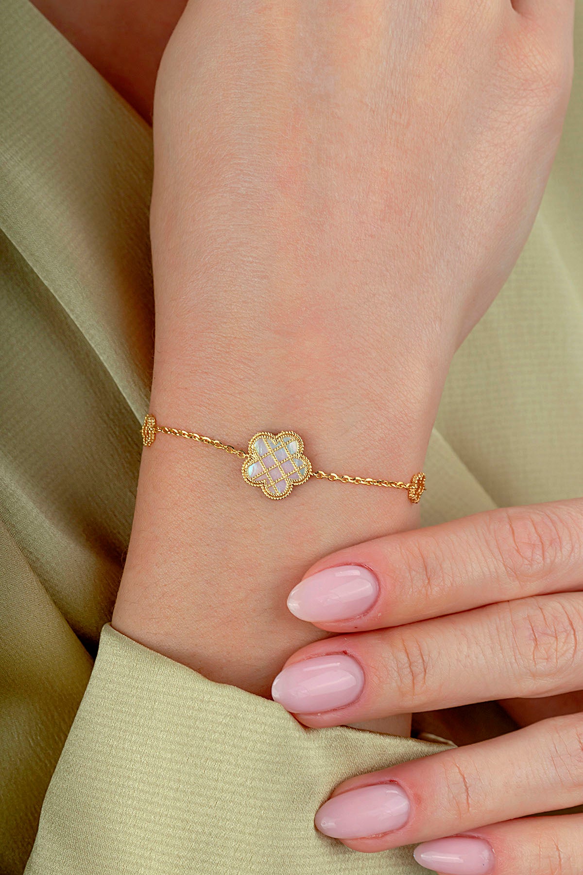 Reversible Gray White Mother-of-Pearl Floral Gold Bracelet