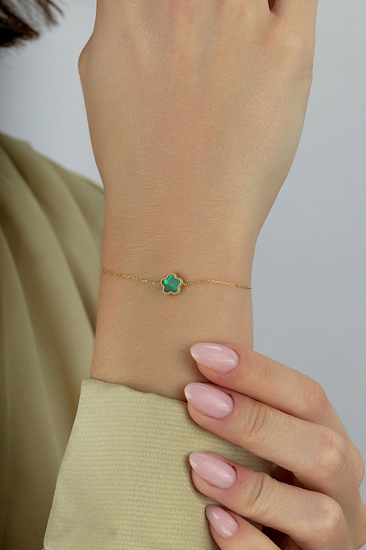 Reversible Green Mother-of-Pearl Floral Gold Bracelet Secondary image