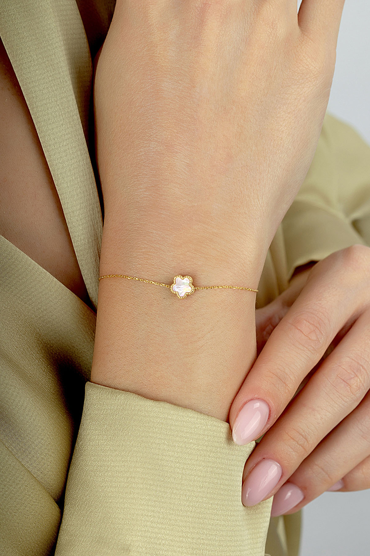 Reversible Pink Mother-of-Pearl Floral Gold Bracelet Secondary image
