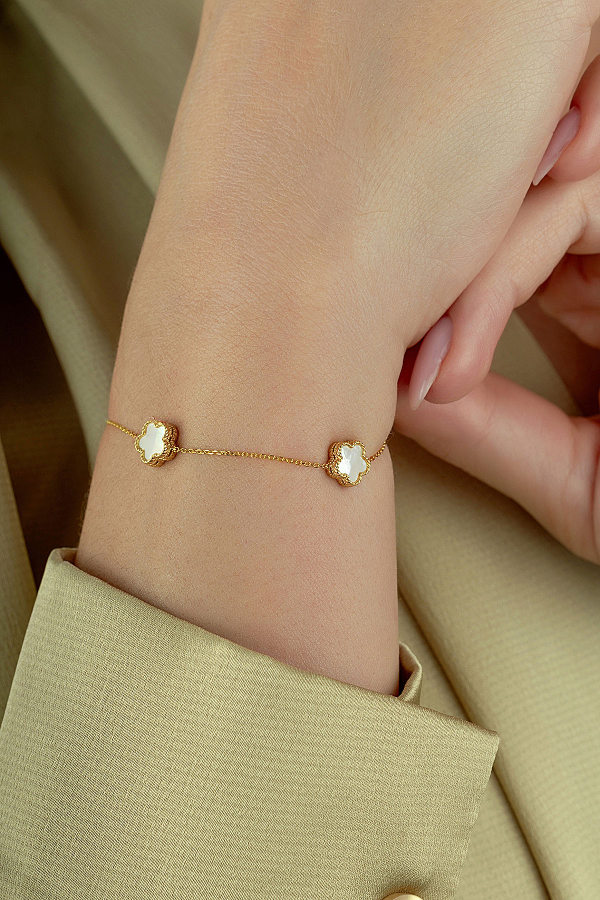 Reversible Green White Mother-of-Pearl Wide 3 Floral Gold Bracelet Secondary image