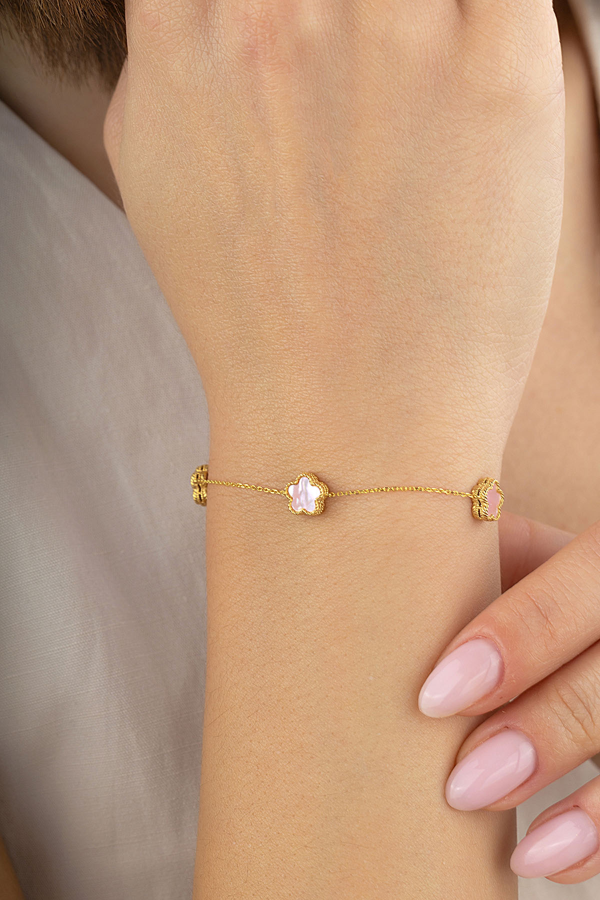 Reversible Pink White Mother-of-Pearl Wide 3 Floral Gold Bracelet Secondary image