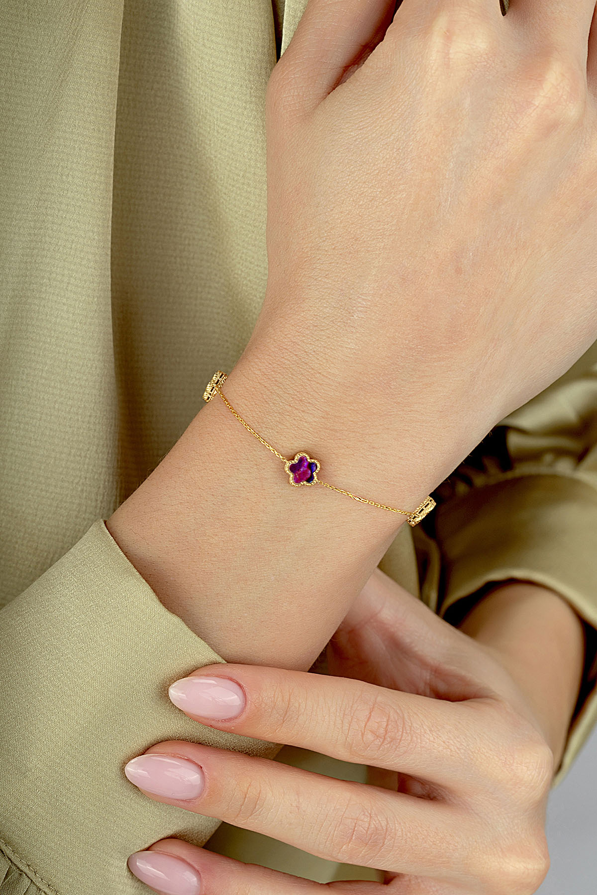 Reversible Purple White Mother-of-Pearl Wide 3 Floral Gold Bracelet Secondary image
