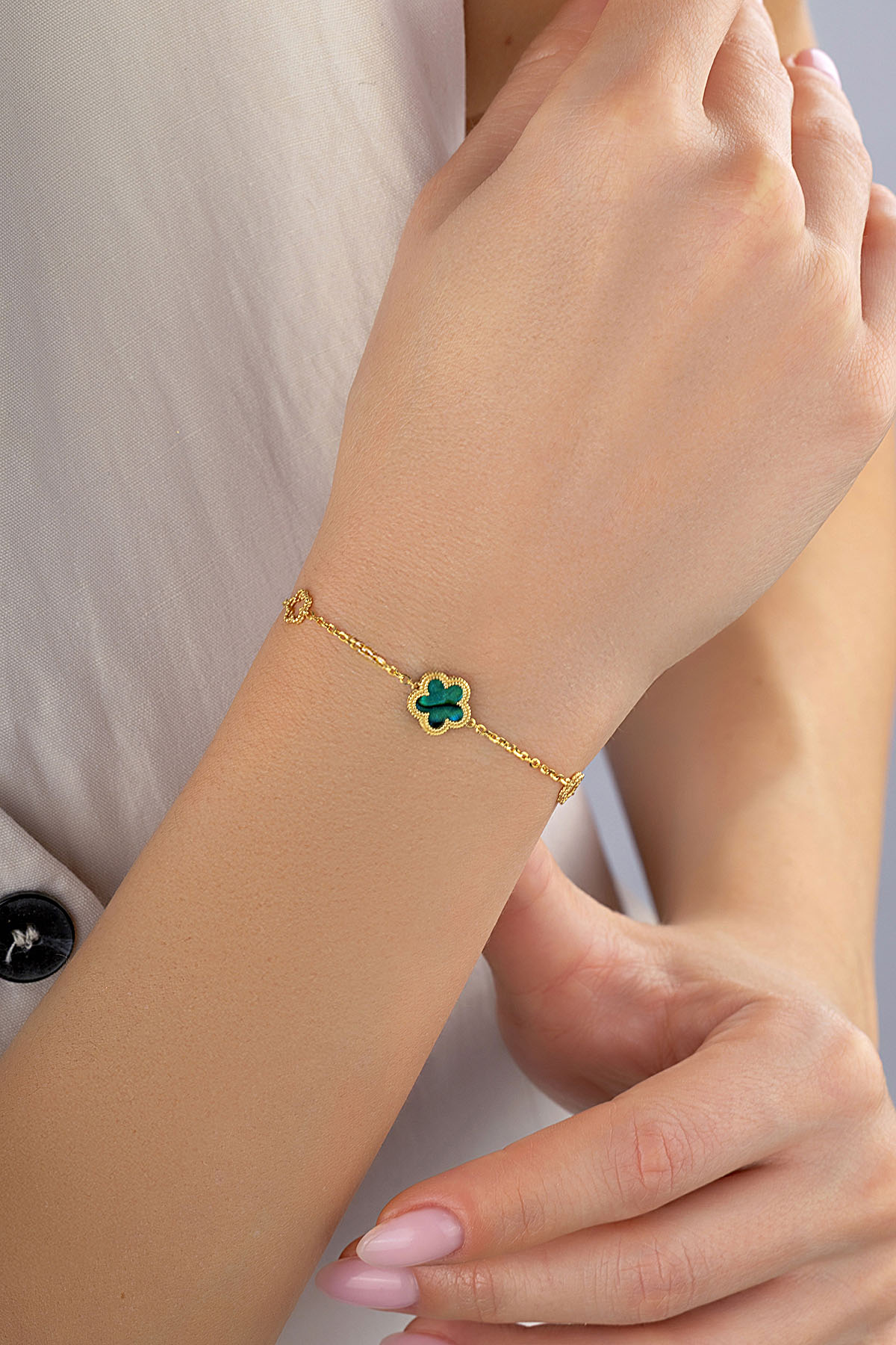 Reversible Green White Mother-of-Pearl Floral Gold Bracelet Secondary image