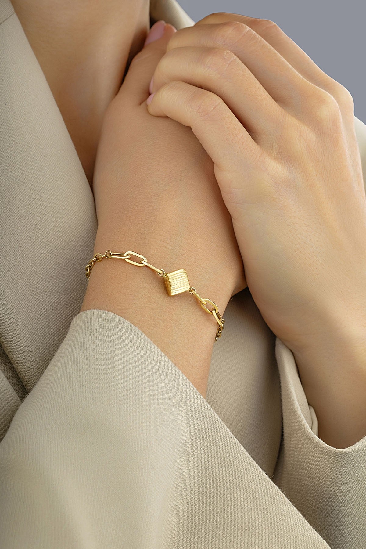 14K Rectangular Paperclip Gold Bracelet Main image