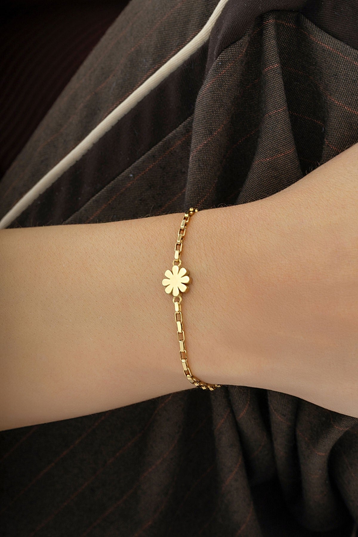 14K Plain Floral Gold Bracelet Secondary image