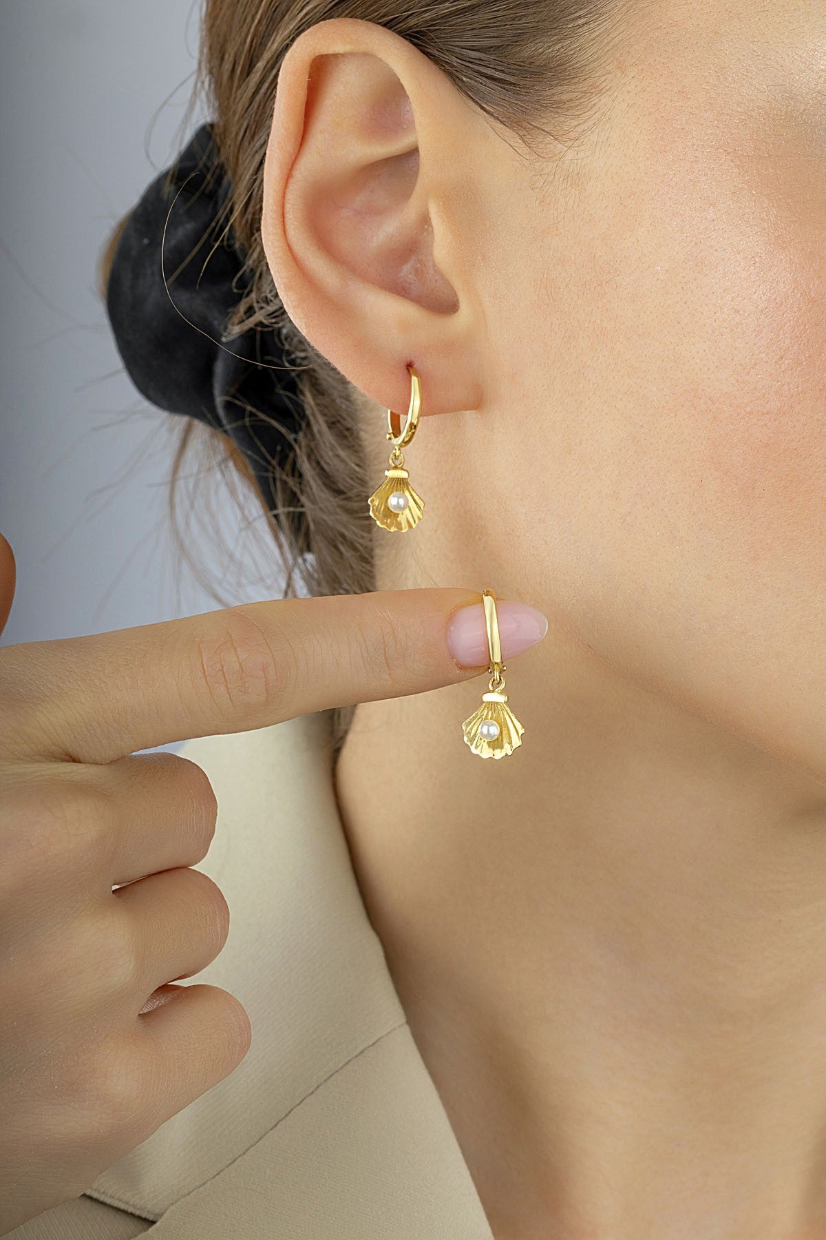 Oyster Pearl Gold Earrings Secondary image