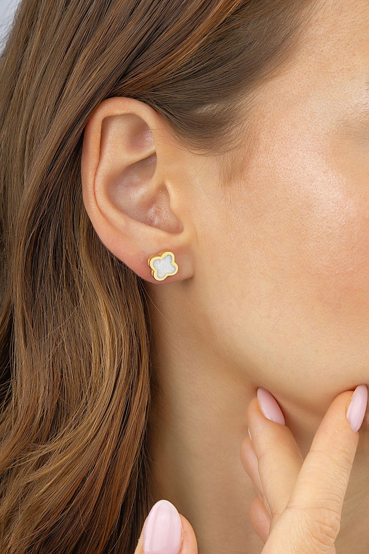 Inner Patterned Leaf Gold Earrings Secondary image