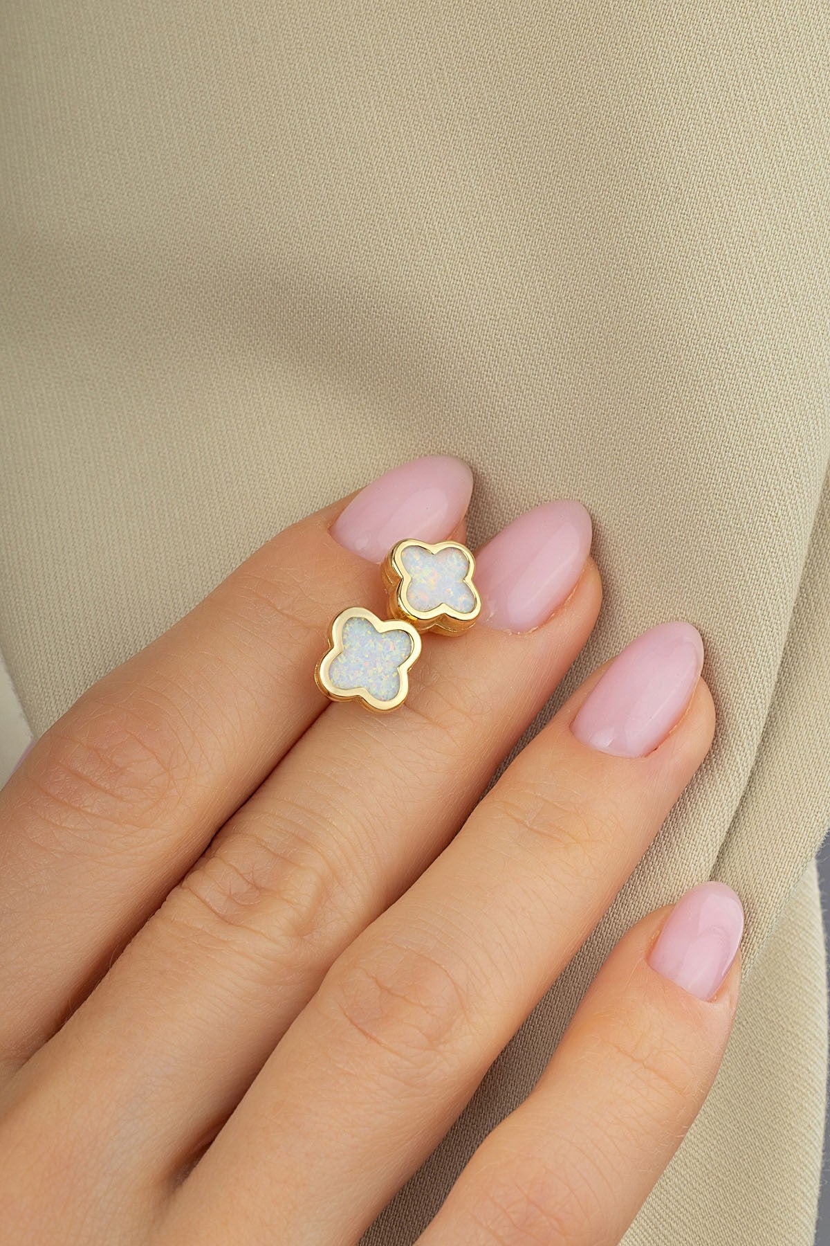 Inner Patterned Leaf Gold Earrings