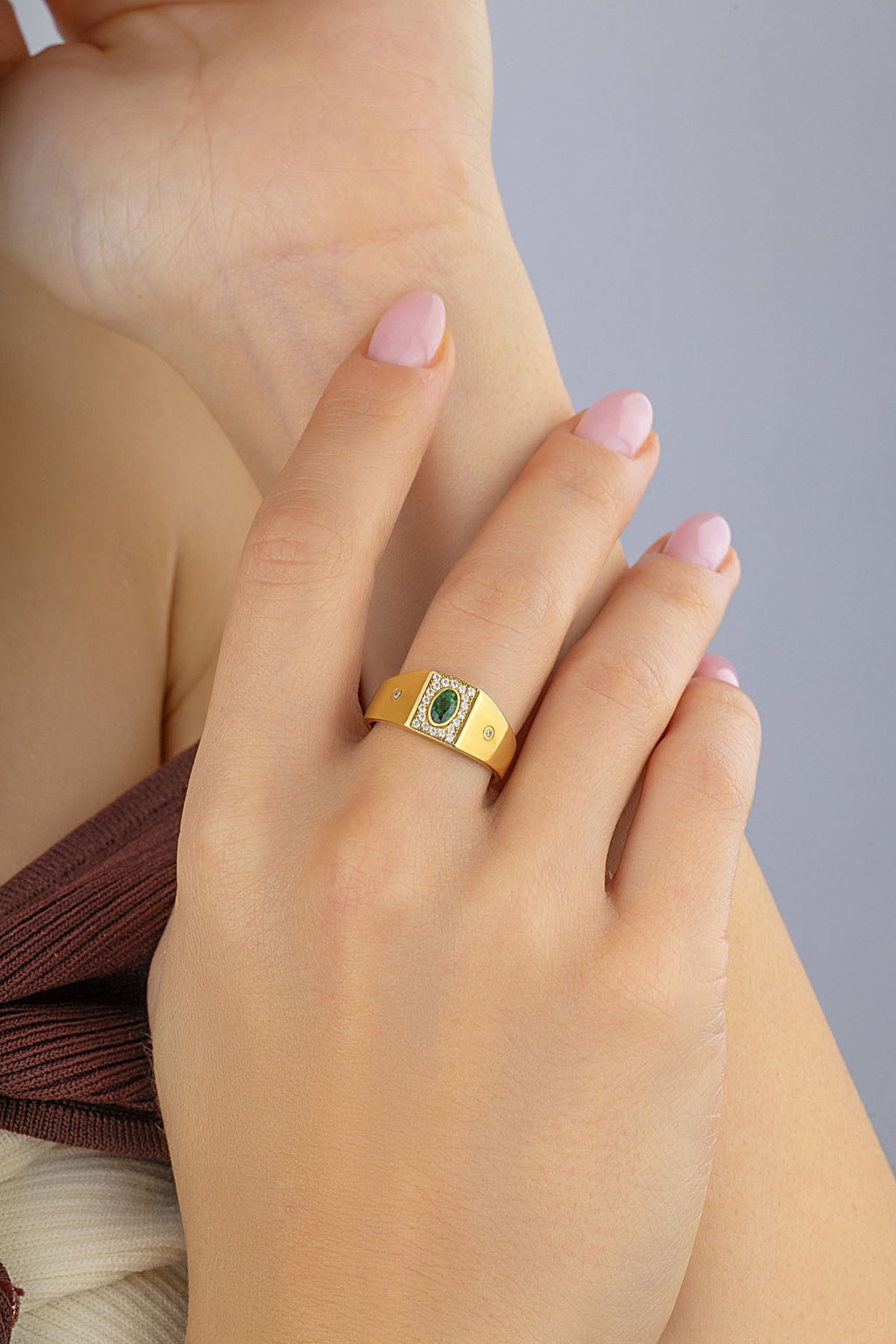 Green Stone-Set Oriental Gold Ring