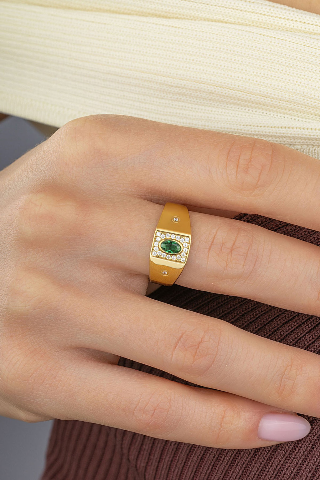 Green Stone-Set Oriental Gold Ring