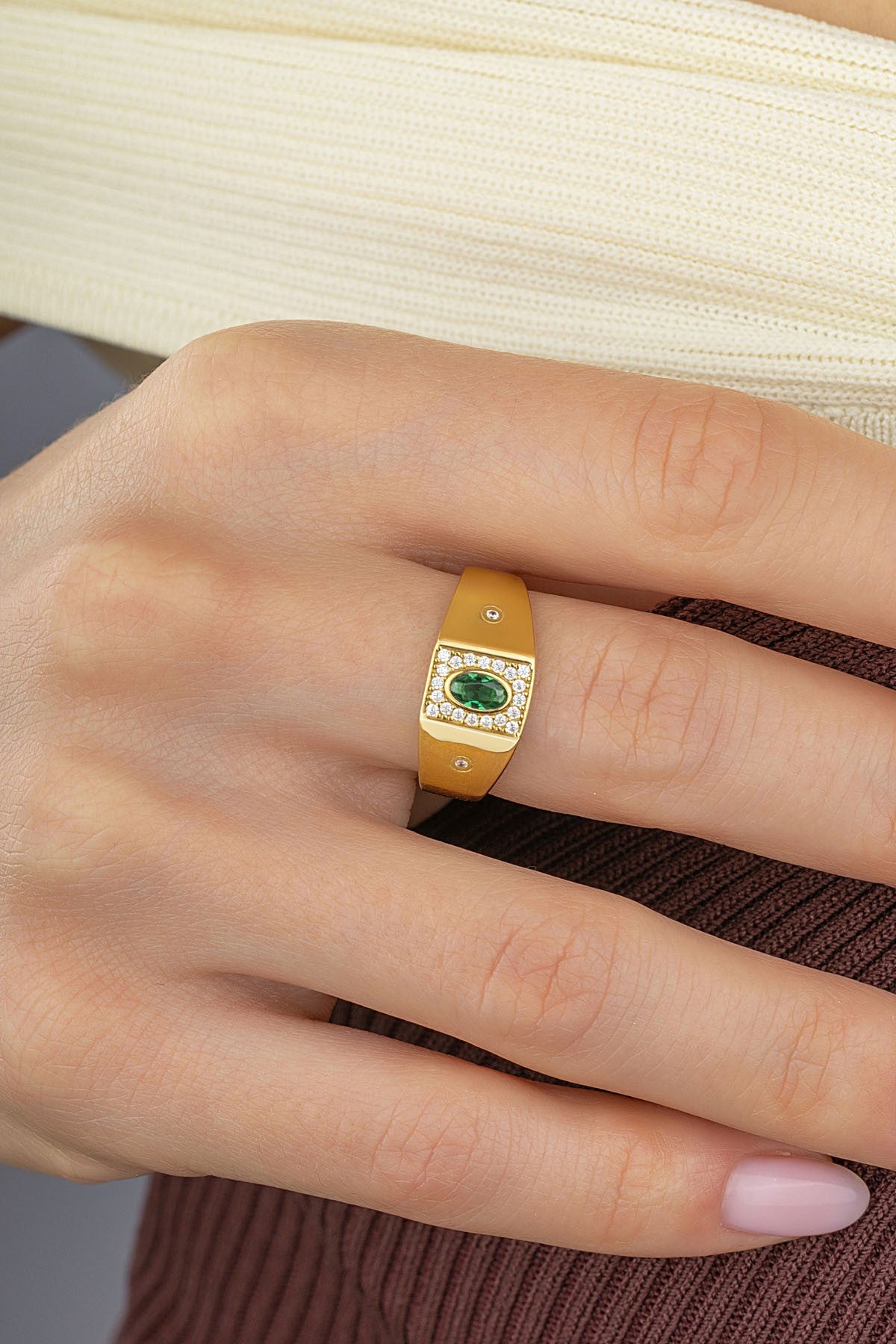 Green Stone-Set Oriental Gold Ring