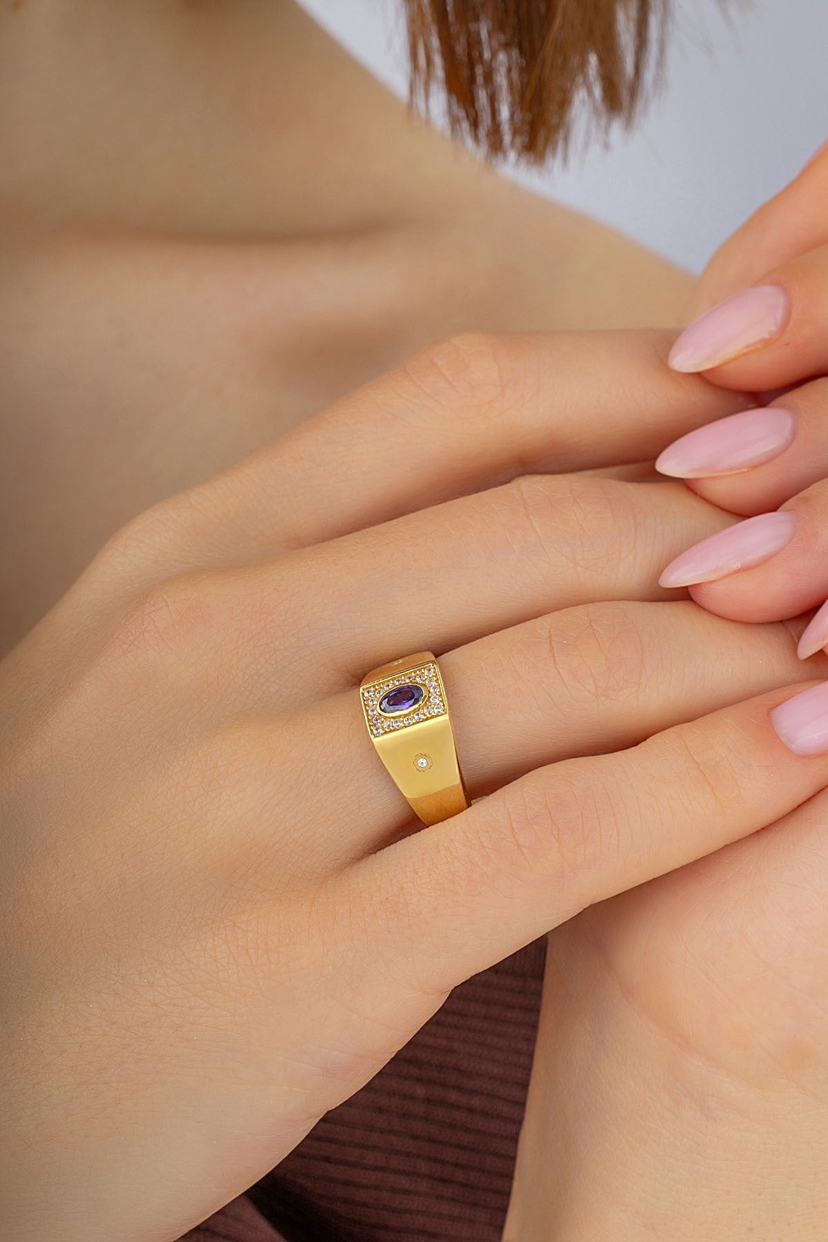 Purple Stone-Set Oriental Gold Ring
