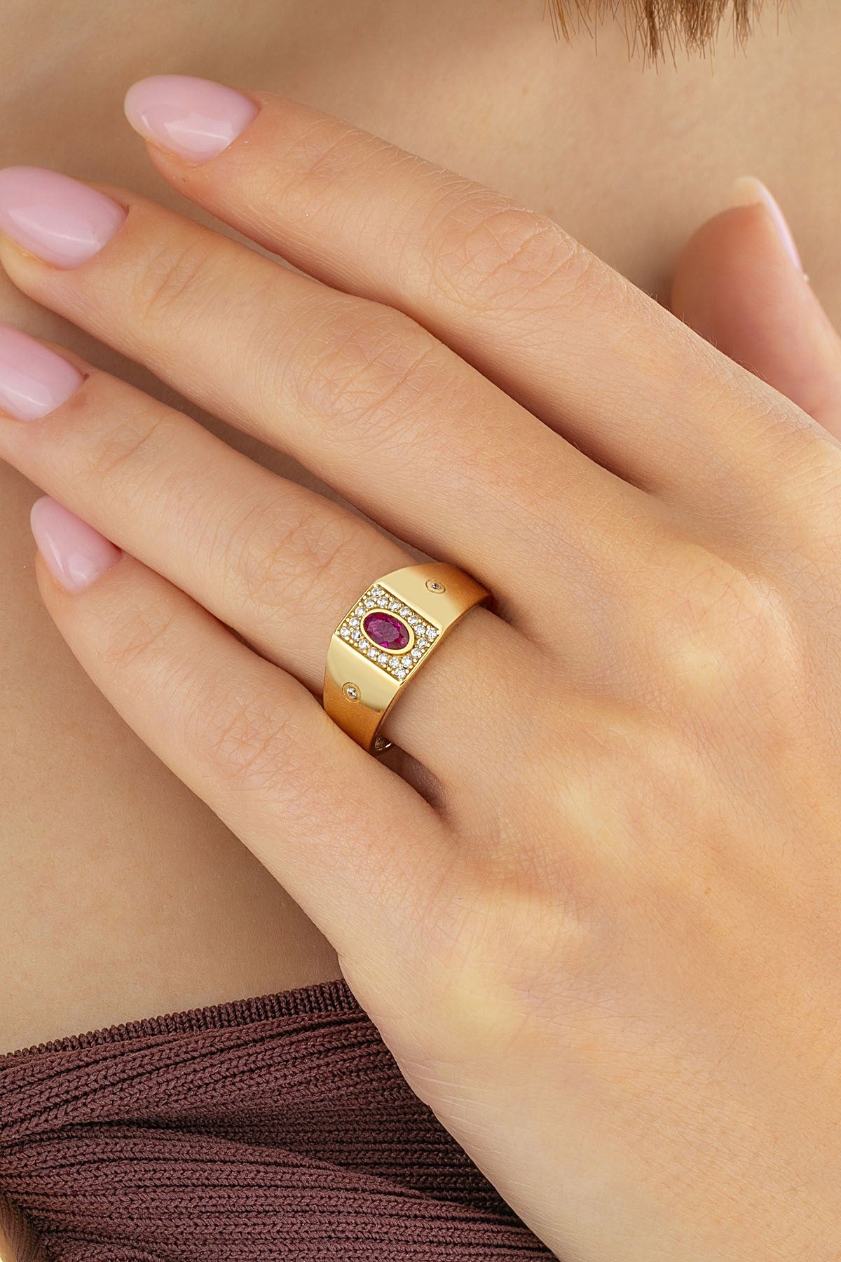 Red Stone-Set Oriental Gold Ring Secondary image