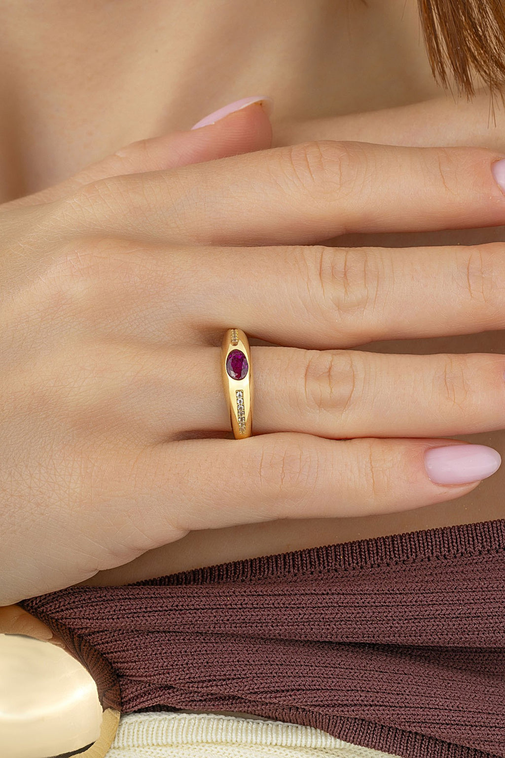 Purple Stone-Set Round Gold Ring