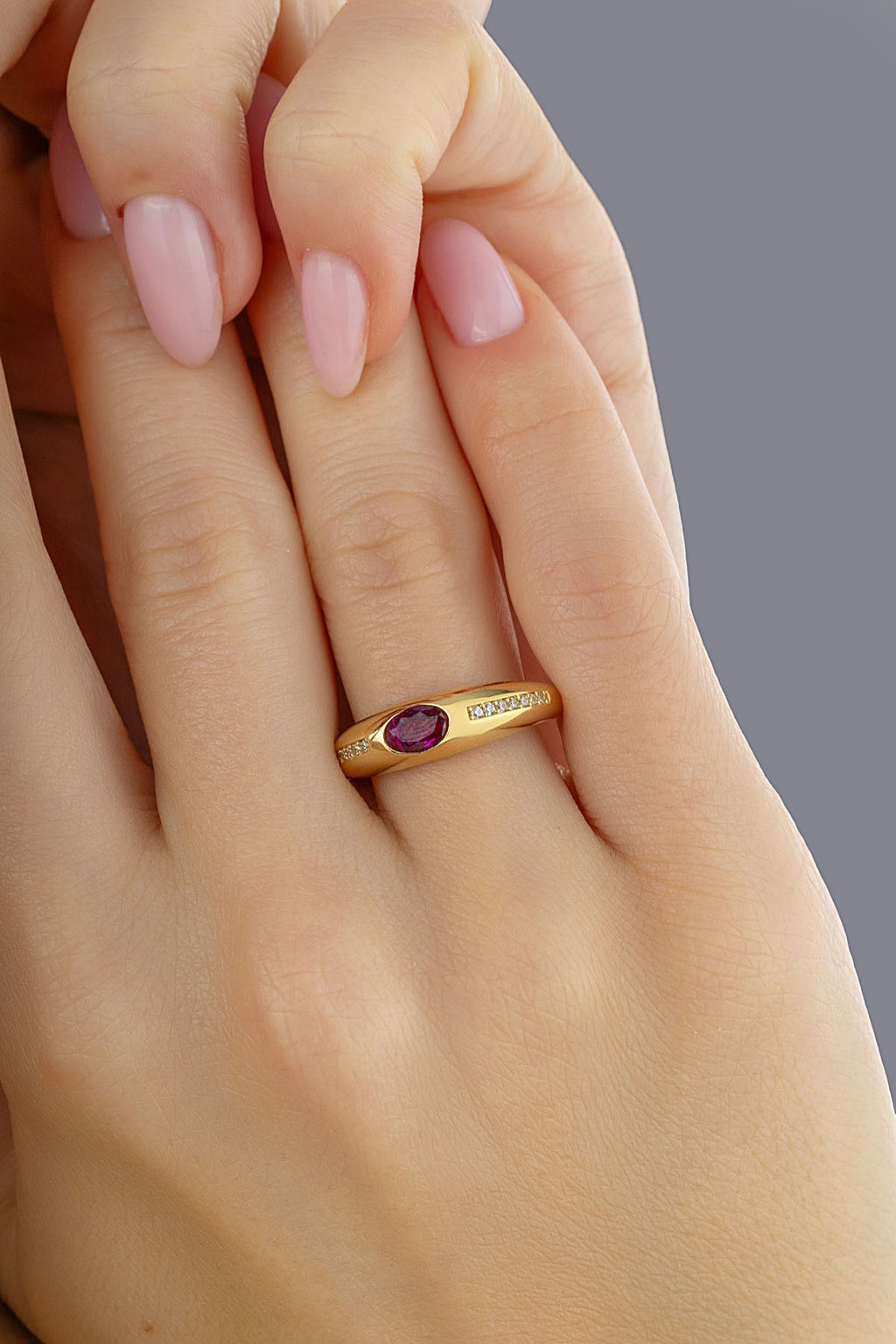 Purple Stone-Set Round Gold Ring