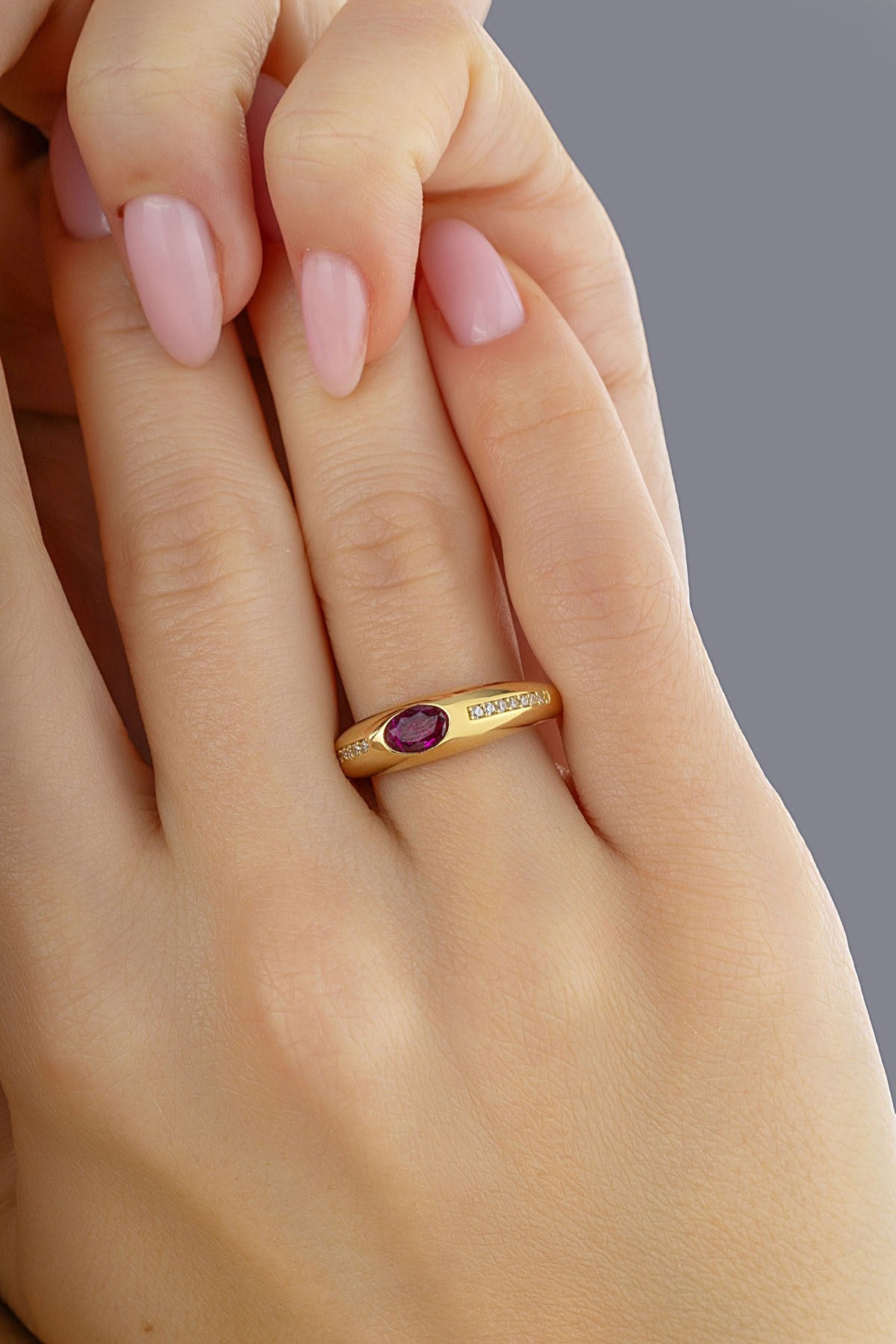 Purple Stone-Set Round Gold Ring
