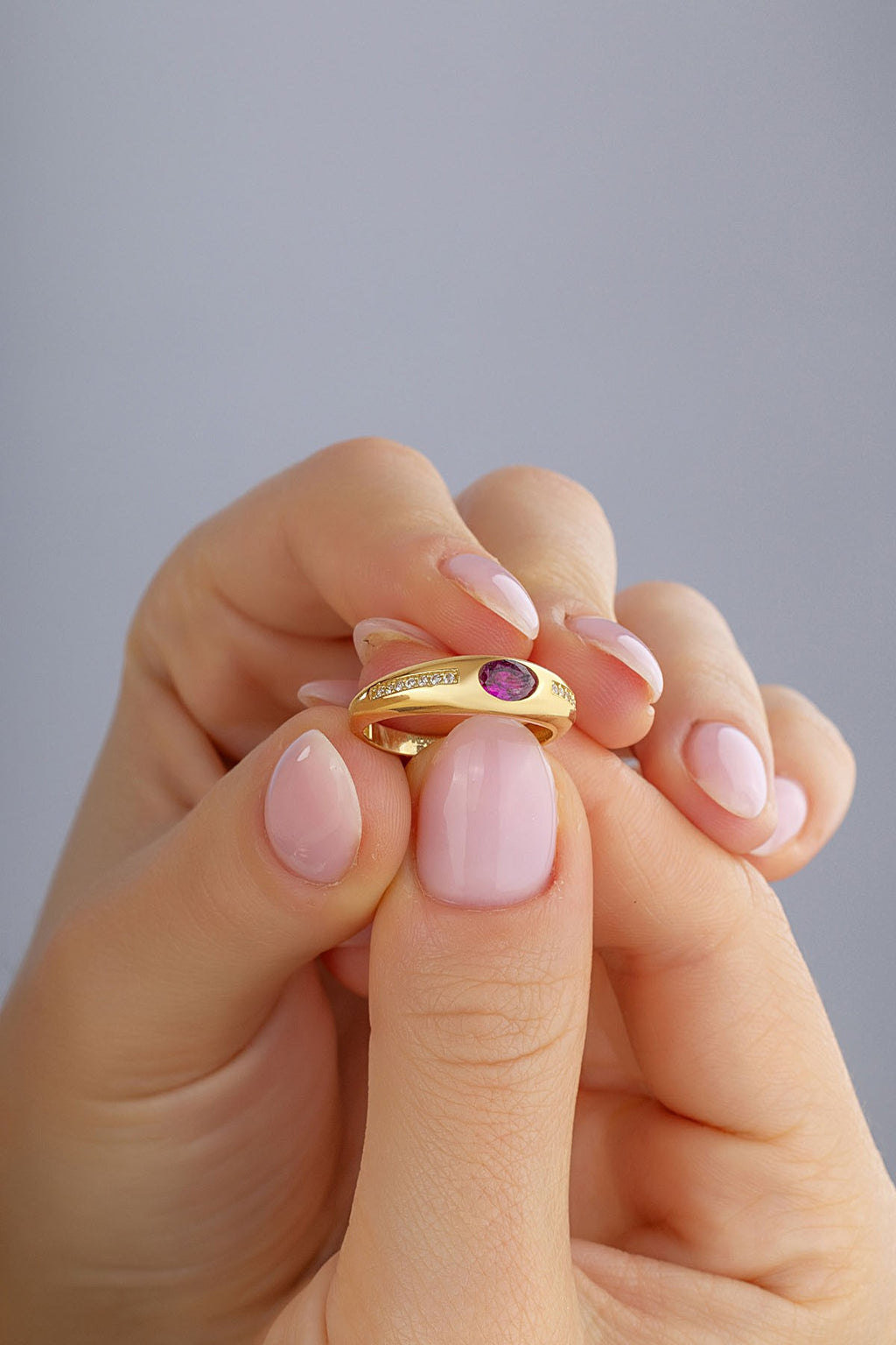 Purple Stone-Set Round Gold Ring