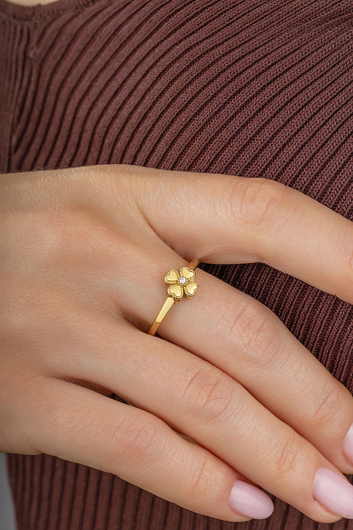Center Stone-Set Clover Gold Ring