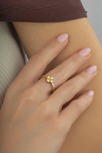 Center Stone-Set Clover Gold Ring