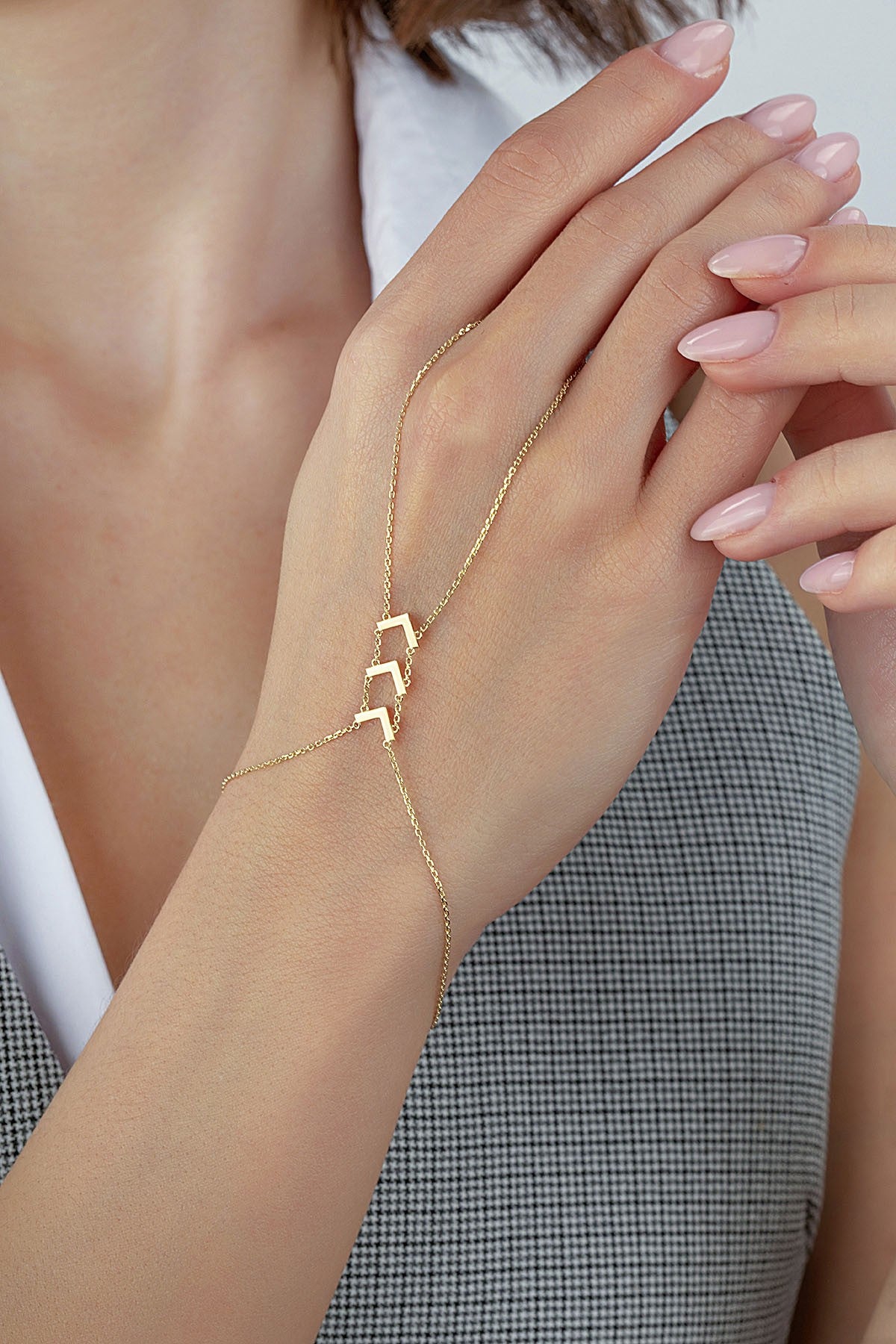 14K V Motif Gold Hand Chain Bracelet Main image