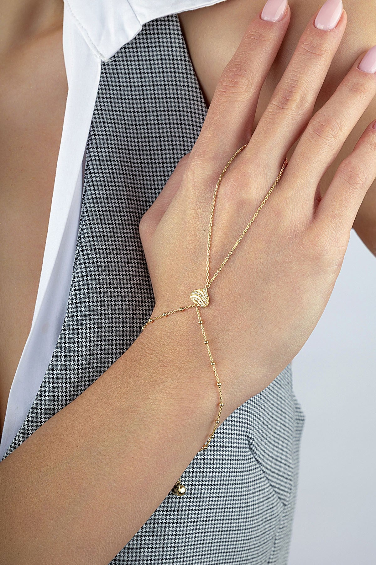14K Striped Stone-Set Heart Gold Hand Chain Bracelet