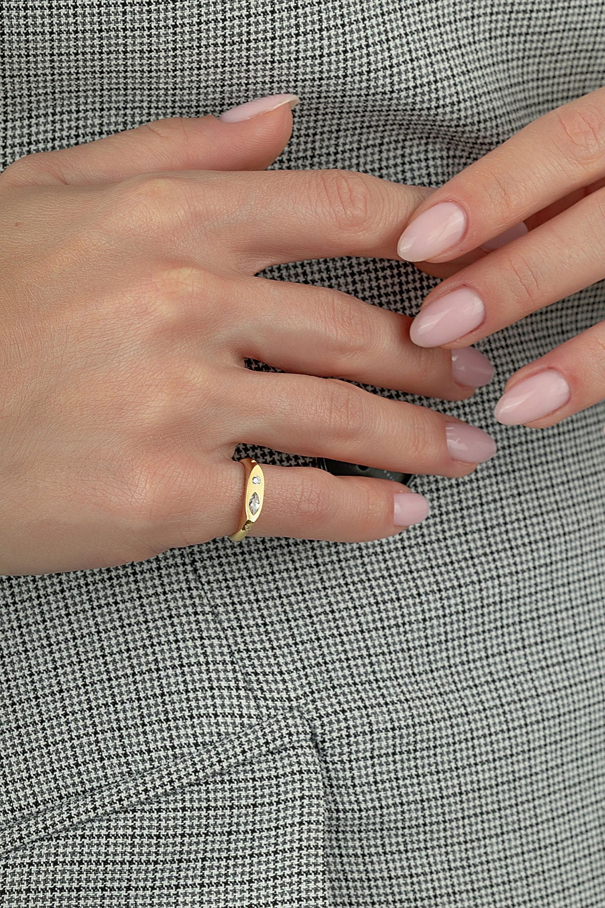 Diamond-Cut Stone-Set Pinky Gold Ring Secondary image
