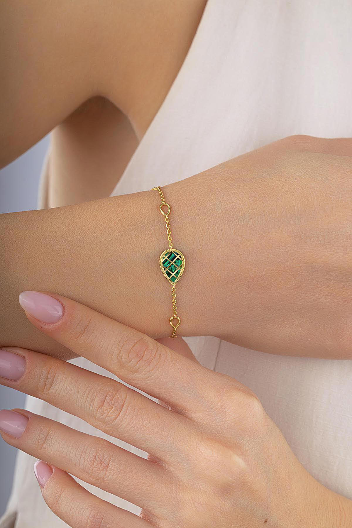 Reversible Green White Mother-of-Pearl Pear Gold Bracelet Secondary image