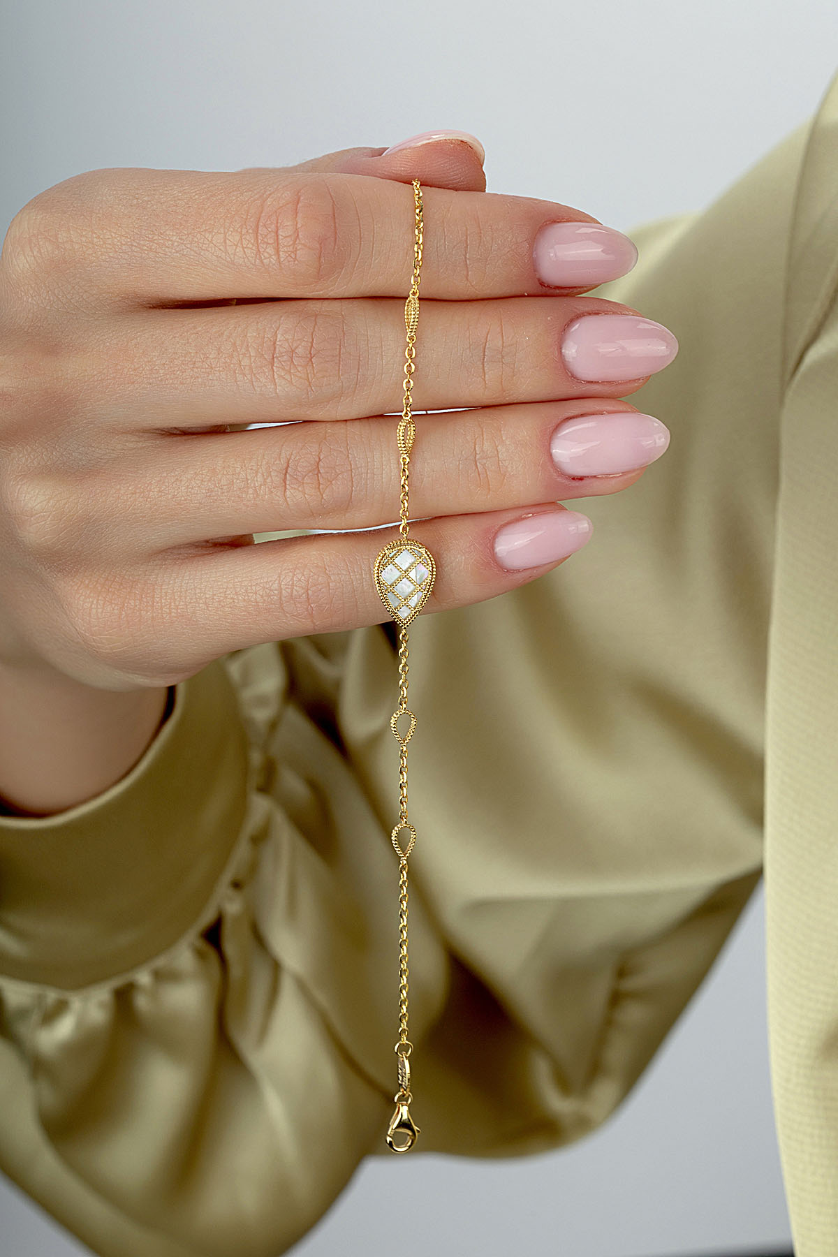 Reversible Pink White Mother-of-Pearl Pear Gold Bracelet Secondary image